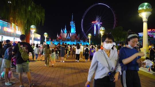 北京石景山游乐园夜景人群游客加速视频素材模板下载