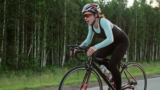 女运动员在公路上骑车视频素材模板下载
