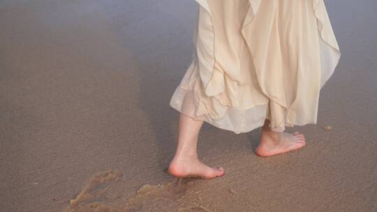 美女模特走在海边沙滩上走路海滩漫步散步视频素材模板下载