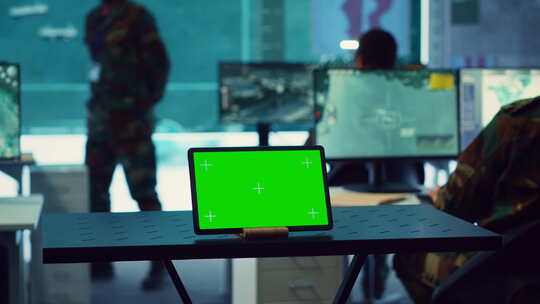 在作战指挥所基地运行的带有绿屏显示器的平