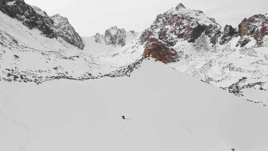 冬季冰川山脉男子滑雪旅行的航拍