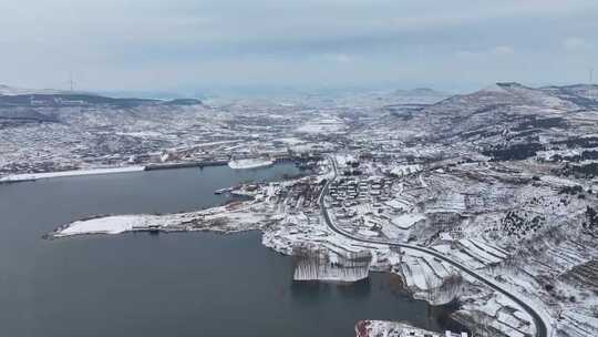 航拍雪后山区乡村宛如水墨画