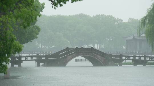 142 杭州 古建筑 下雨天 小溪 树枝  廊桥视频素材模板下载