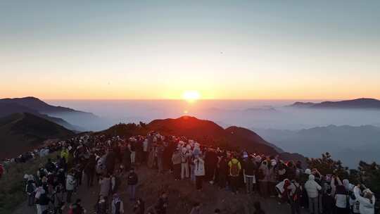 山顶人群观赏日出场景 太子尖日出