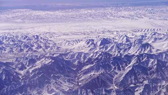 飞机上拍摄的甘肃新疆荒芜的戈壁山地雪山视频素材模板下载