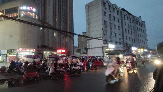 夜晚城市马路汽车商场购物广场小孩游乐游玩