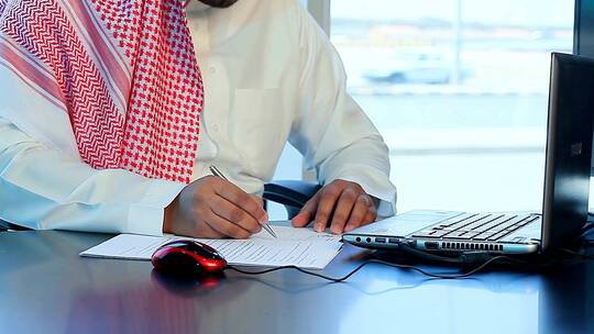 沙特人签署合约合同视频素材模板下载