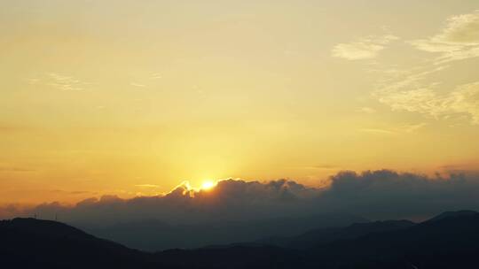 乡村日出延时阳光穿透云朵早晨山峰太阳光束