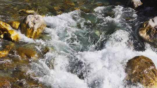 山石间溪流小河流水