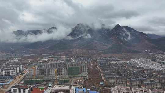 雨后泰山云雾缭绕