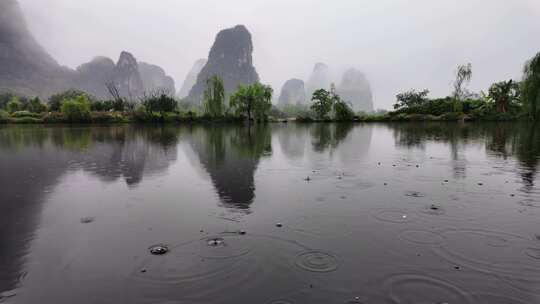 雨天湖景倒映绿树青山的宁静画面