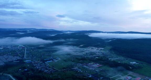 航拍夜雾迷漫的大兴安岭山村风景