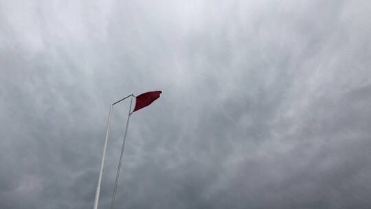 多云天气下红旗飘扬