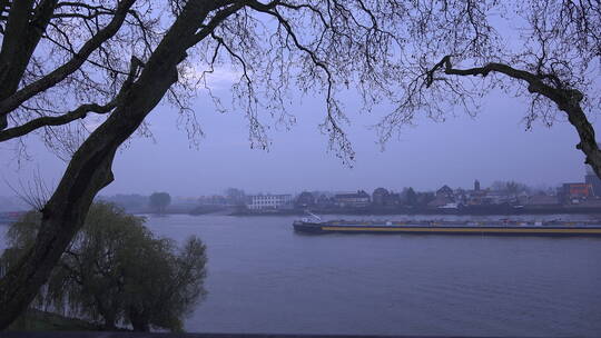 荷兰莱茵河上行驶的驳船