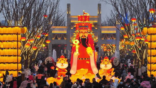 新春新年元宵节临沂沂州古城游客观赏花灯