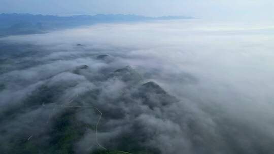 云雾围绕的大山 4K60帧实拍