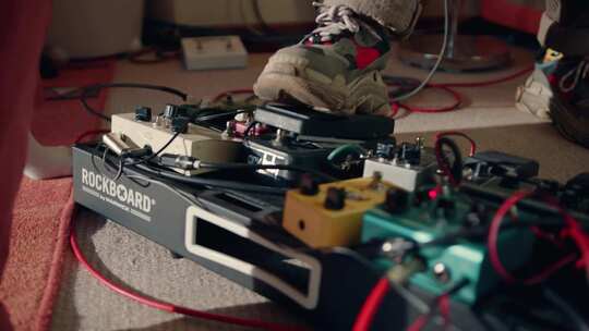 用脚踩效果器的摇滚音乐演奏画面