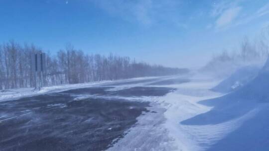 草原国道风吹雪白毛风行驶的汽车 (3)