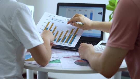 分析财务报表和年度业绩图表