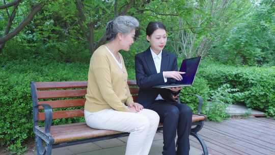 微笑服务 为老人讲解服务 客户讲解