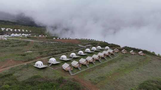 户外露营地帐篷房屋全景