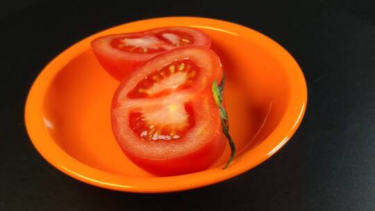 切开的西红柿番茄