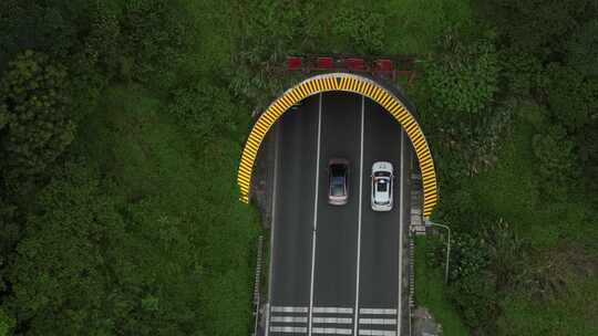广州环城高速萝峰隧道口俯拍双车行驶