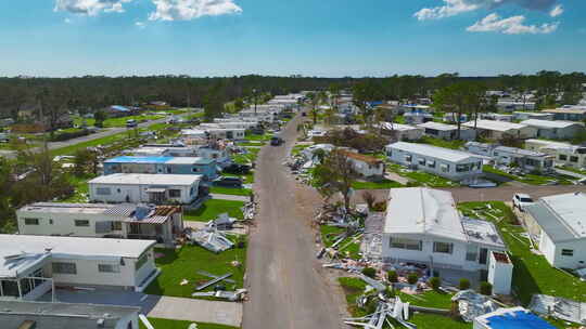 伊恩飓风过后，佛罗里达州移动房屋住宅区房屋严重受损视频素材模板下载