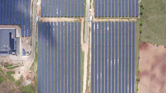 多米尼加共和国圣佩德罗·德·马科里斯的埃尔·索科太阳能光伏公园。俯视图高清在线视频素材下载