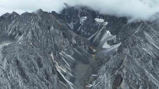 四川甘孜稻城亚丁群山风光岩石裸露没有植被