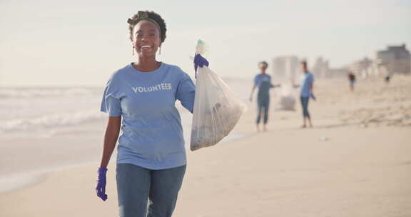 地球日的脸、海滩或快乐的黑人妇女，塑料袋