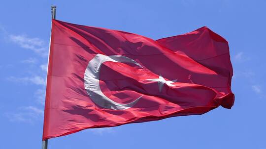 风吹着升起的土耳其国旗