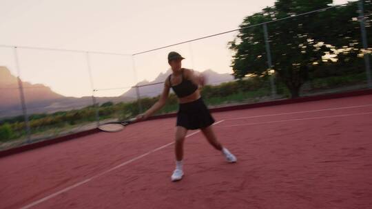 网球运动员在球场打球