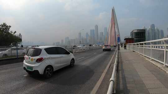 延时拍摄重庆东水门长江大桥的车流人流