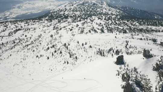 白雪覆盖的山的无人机镜头