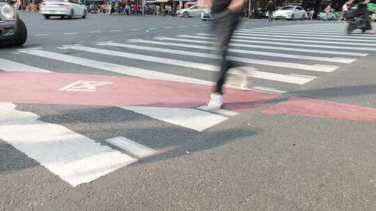 行人匆忙通过城市斑马线