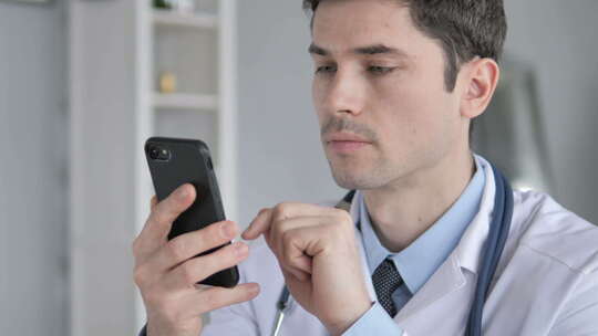 医生使用智能手机上网