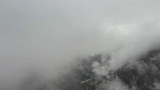 云雾缭绕的山间风景