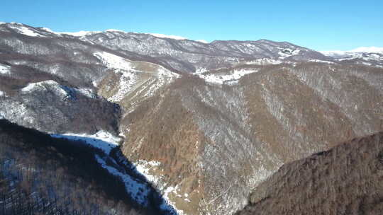 冬季山丘白雪覆盖山顶航拍