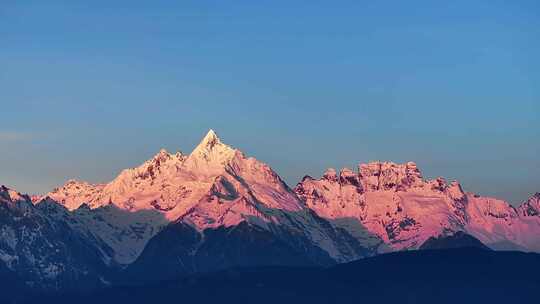 梅里雪山神女峰日照金山航拍