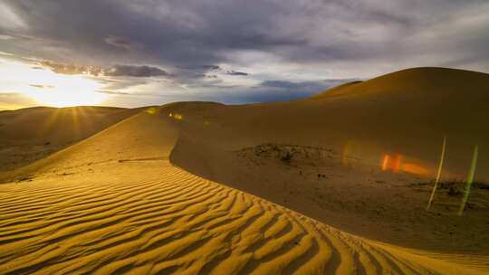 沙漠中沙丘上的日落