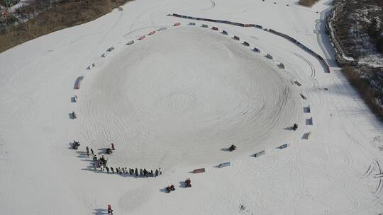 雪地上一个围起来的大圈玩雪地车DLOG