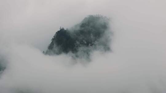 山谷里的云雾天气