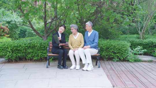 微笑服务 为老人讲解服务 客户讲解