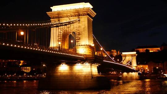 夜里照亮的桥