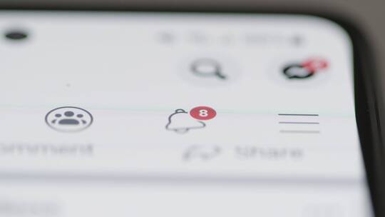追踪手机上按下Facebook手表按钮的手指特写 