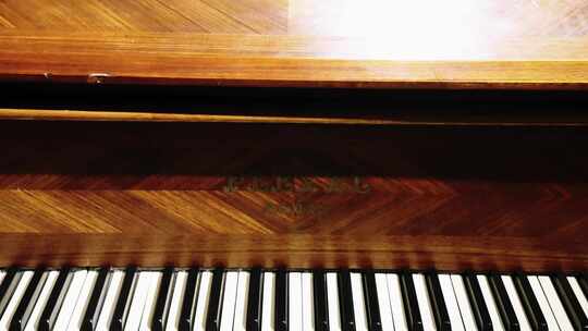木质钢琴琴身与黑白琴键特写摇镜头
