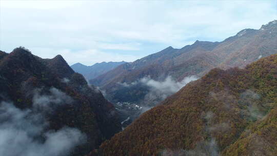 秋天大山航拍云雾山川雾气水汽大自然