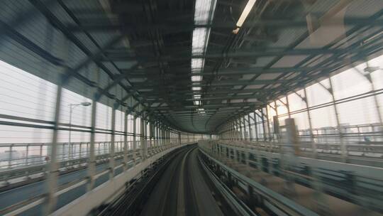 地铁轻轨列车穿梭在城市第一人称视角视频素材模板下载