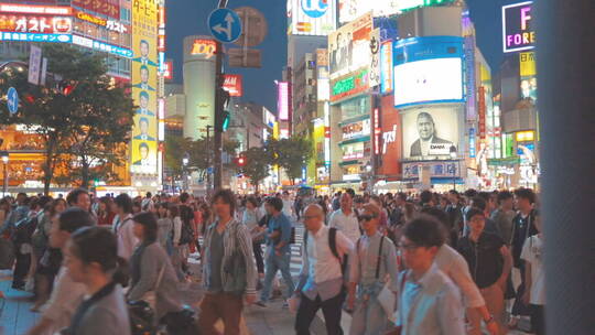 日本人穿过涩谷街道视频素材模板下载